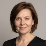 Портрет уверенного бизнесмена компании Твой Пол 54 на нейтральном фоне в студийном освещении
